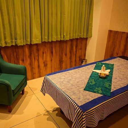 Emerald Clarks Inn Suites ไมซอร์ ภายนอก รูปภาพ