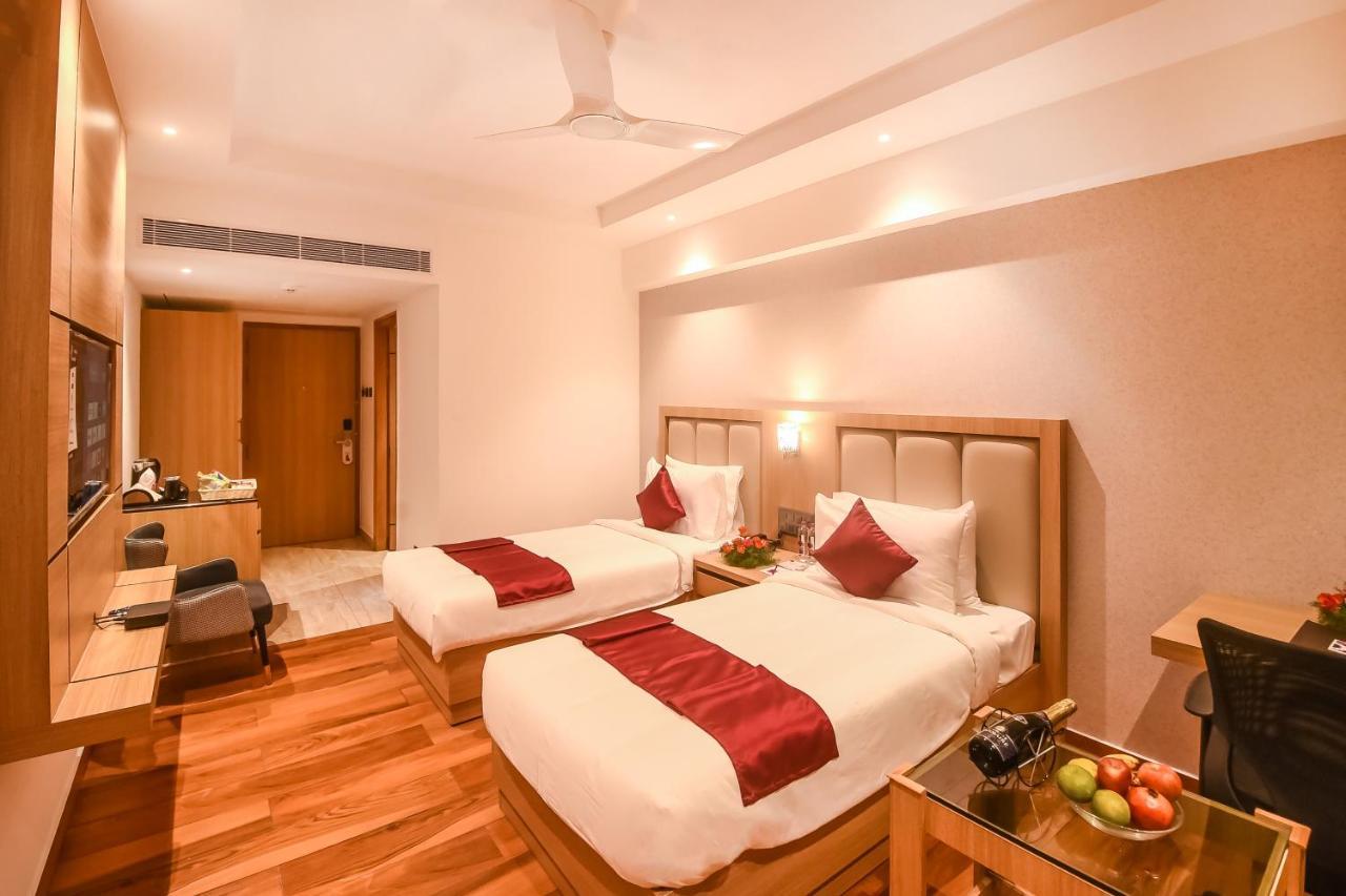 Emerald Clarks Inn Suites ไมซอร์ ภายนอก รูปภาพ