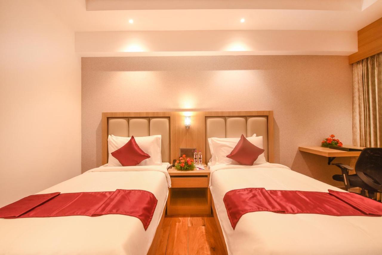 Emerald Clarks Inn Suites ไมซอร์ ภายนอก รูปภาพ