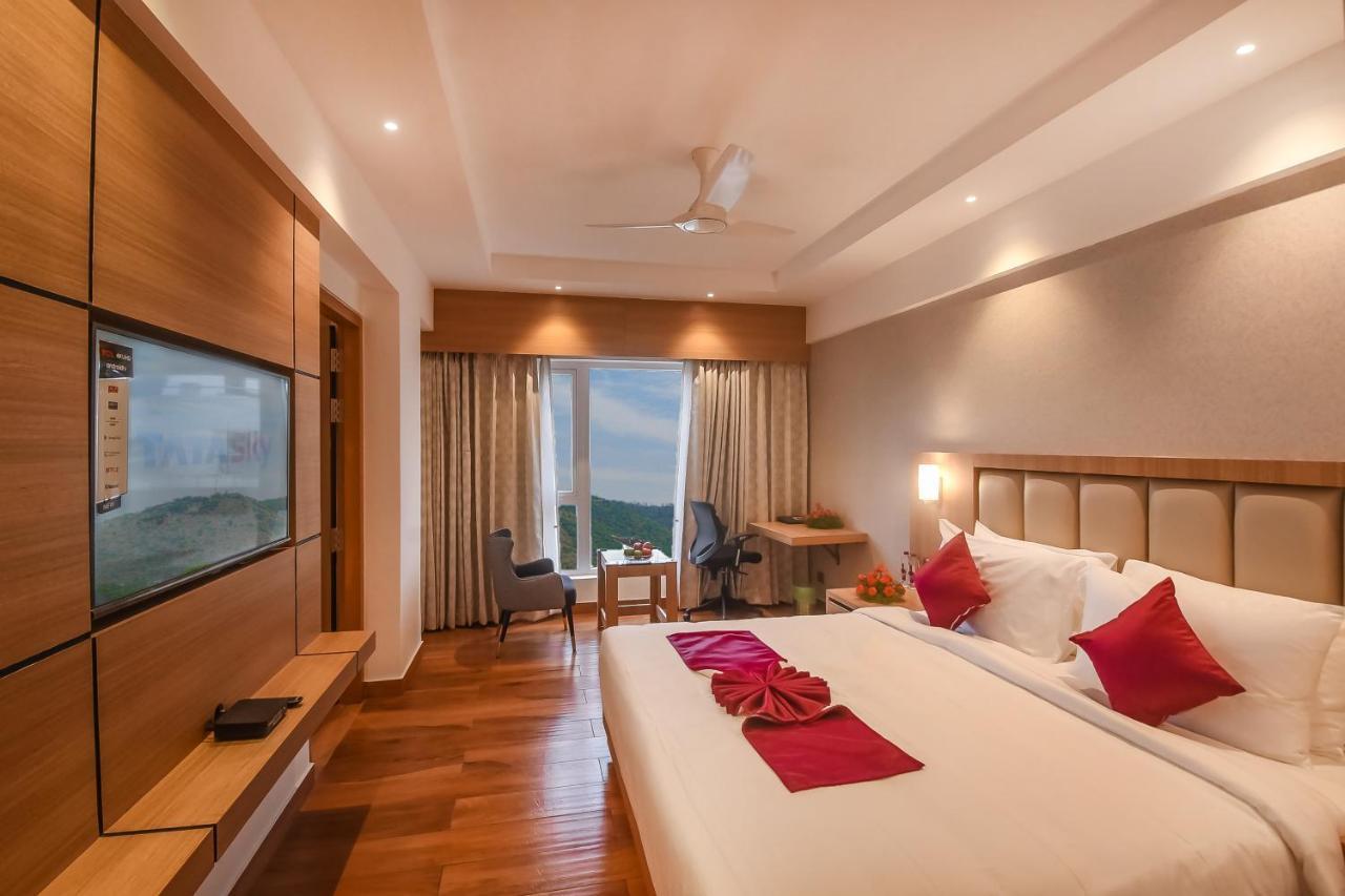 Emerald Clarks Inn Suites ไมซอร์ ภายนอก รูปภาพ
