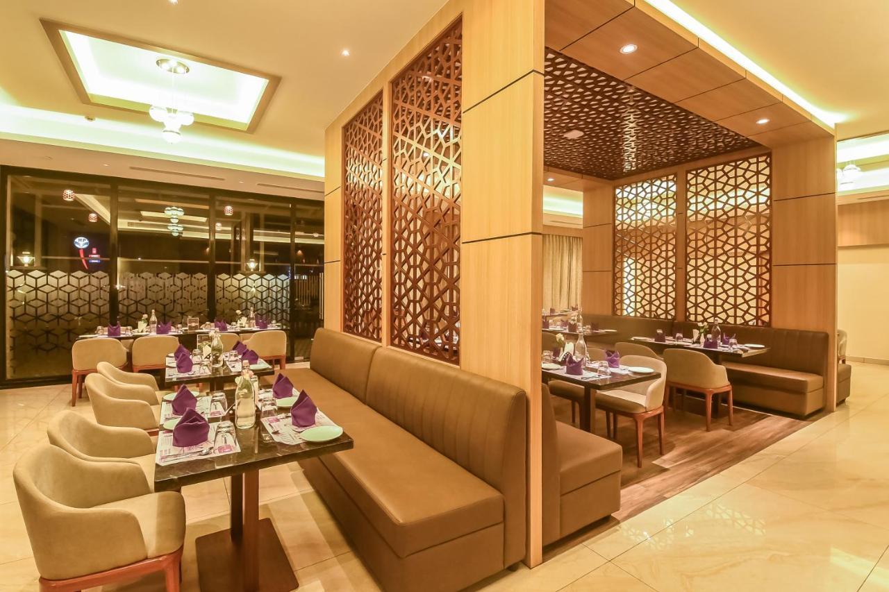 Emerald Clarks Inn Suites ไมซอร์ ภายนอก รูปภาพ
