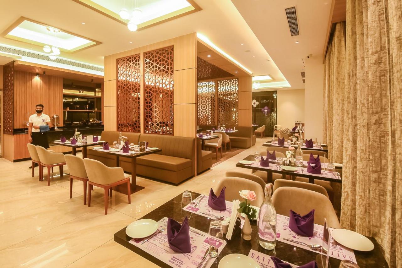 Emerald Clarks Inn Suites ไมซอร์ ภายนอก รูปภาพ