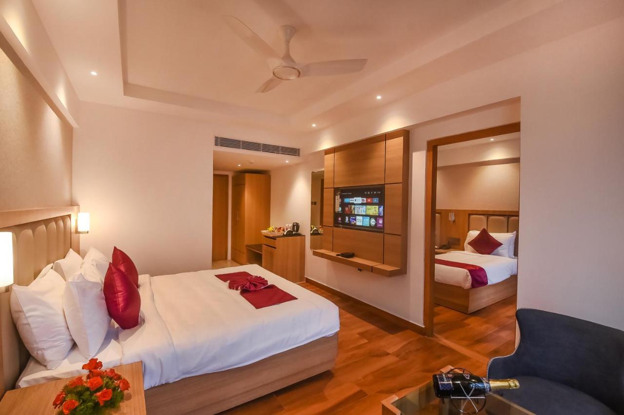 Emerald Clarks Inn Suites ไมซอร์ ภายนอก รูปภาพ