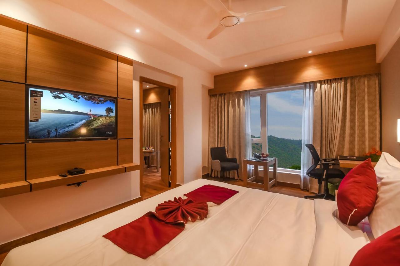 Emerald Clarks Inn Suites ไมซอร์ ภายนอก รูปภาพ