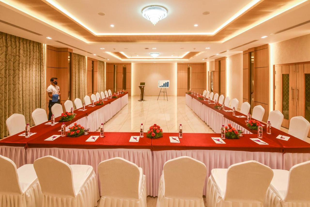 Emerald Clarks Inn Suites ไมซอร์ ภายนอก รูปภาพ