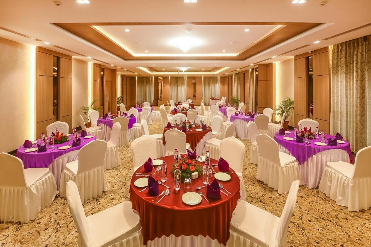 Emerald Clarks Inn Suites ไมซอร์ ภายนอก รูปภาพ